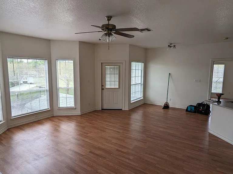866 Lakeview Dr — Photo 2