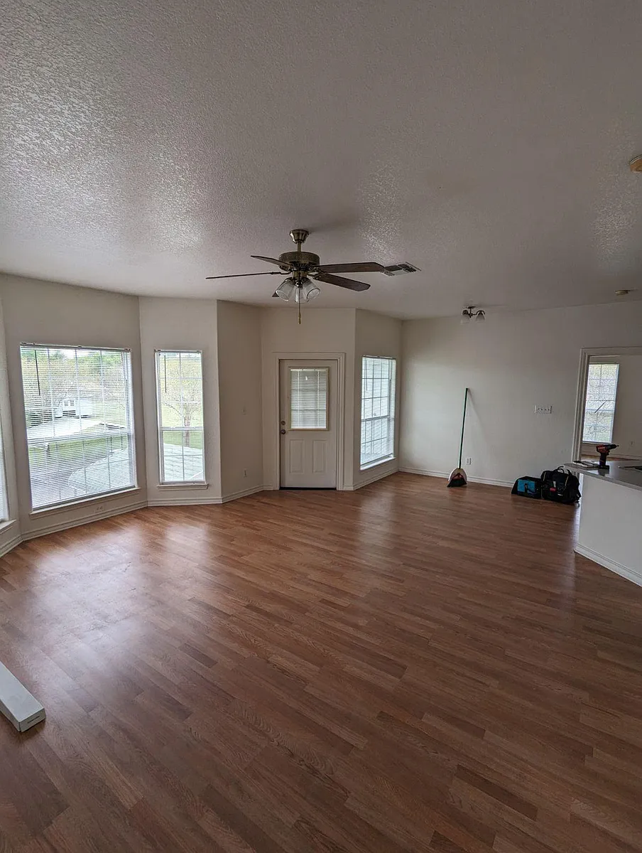 Building Photo - 866 Lakeview Dr
