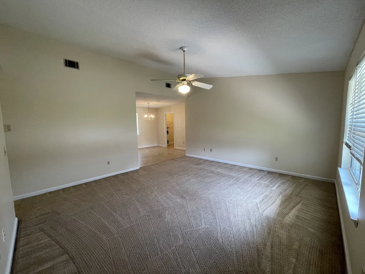 4 bed, 2.0 bath, 1400 sqft, $1,650 — Photo 3