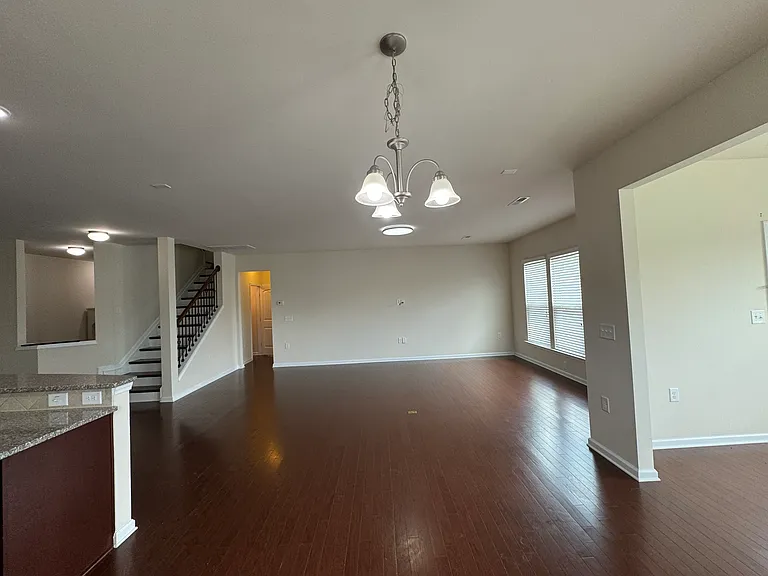 925 Lemster Ln — Photo 35