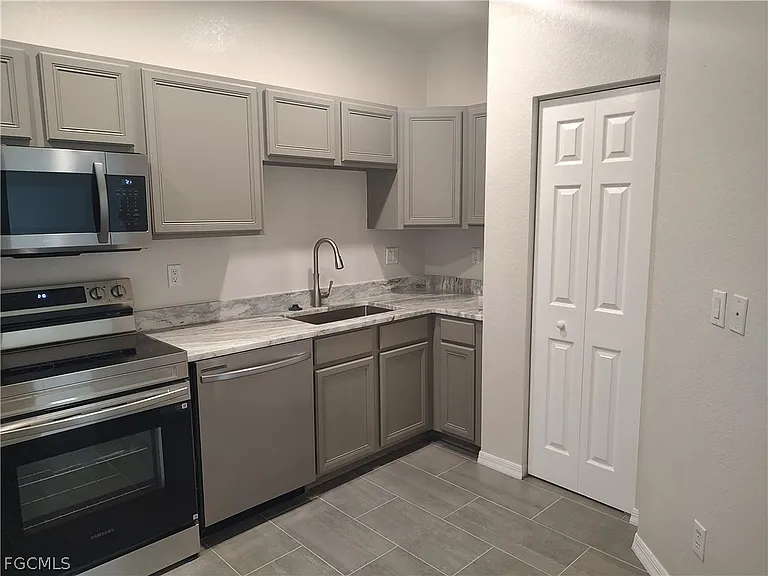 2434 Laurentina Ln — Photo 6