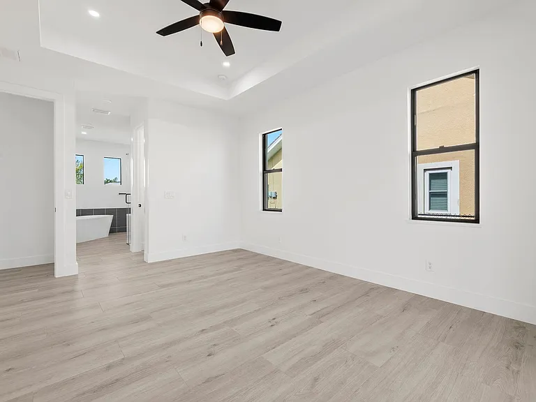 2107 SW 39th St — Photo 41