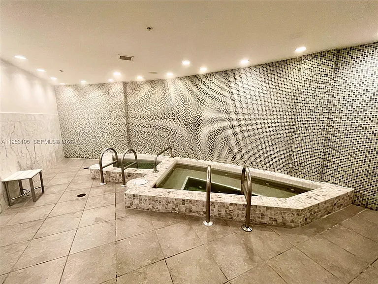 253 NE 2nd St #2506 — Photo 57