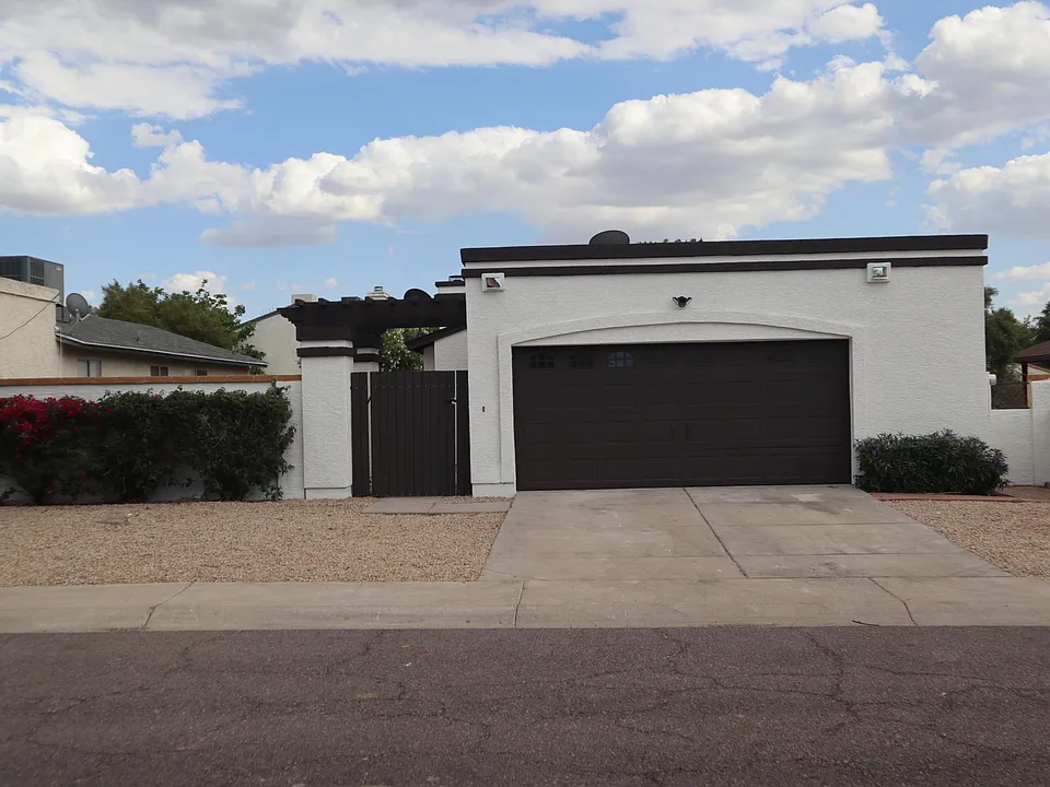 1449 E Kerry Ln