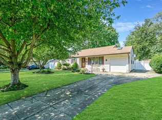 984 Gardiner Dr, Bay Shore, NY 11706