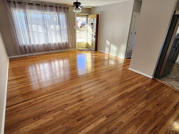 3rd image of 2126 Vinewood Ln