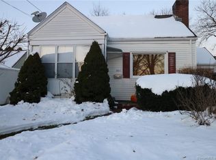 353 Vauxhall St, New London, CT 06320