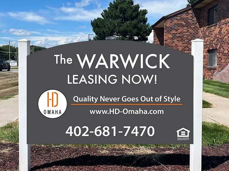 The Warwick of Norfolk. Now leasing updated 1, 2 bedroom apartments and 3 bedroom townhomes! — Photo 1