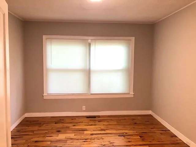 2343 Woodbine Ave — Photo 8
