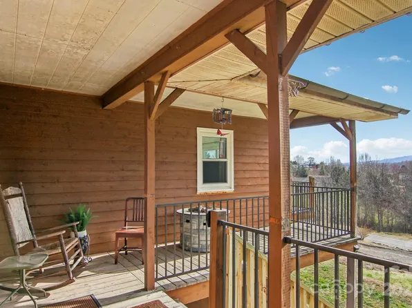 901 Jackson Loop Rd, Flat Rock, NC 28731