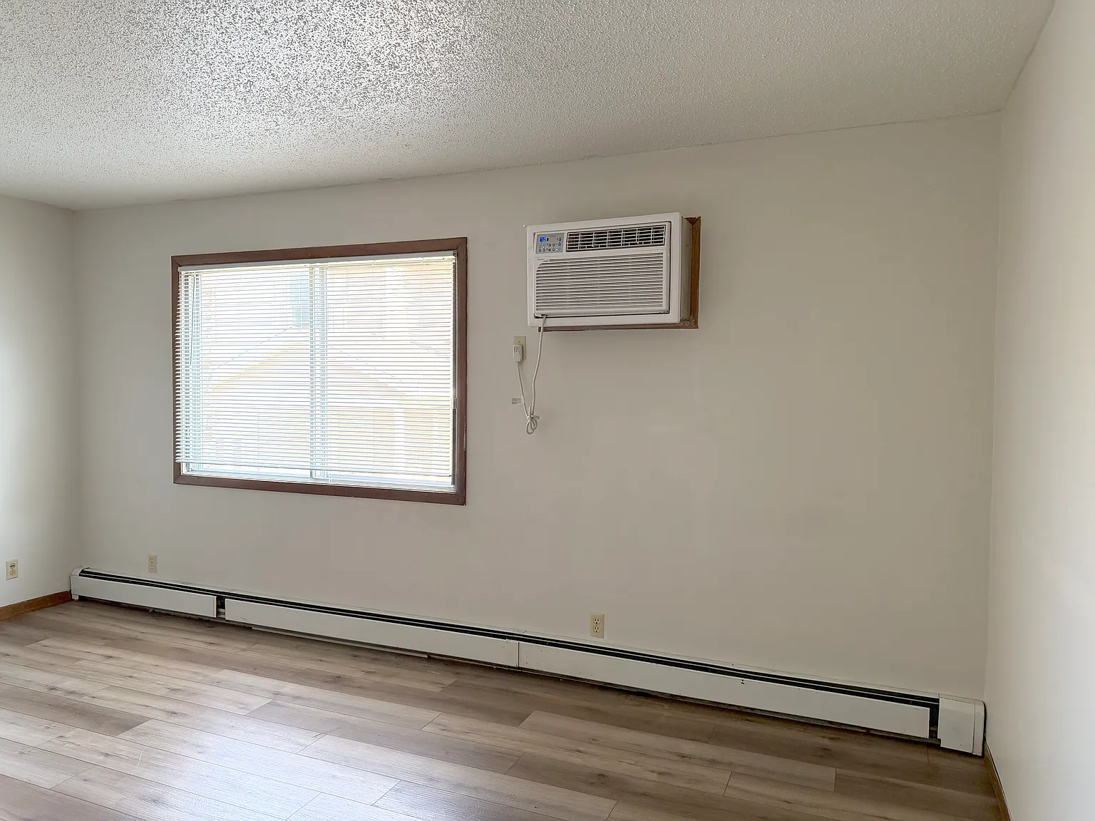 639 S Lucas St — Photo 3