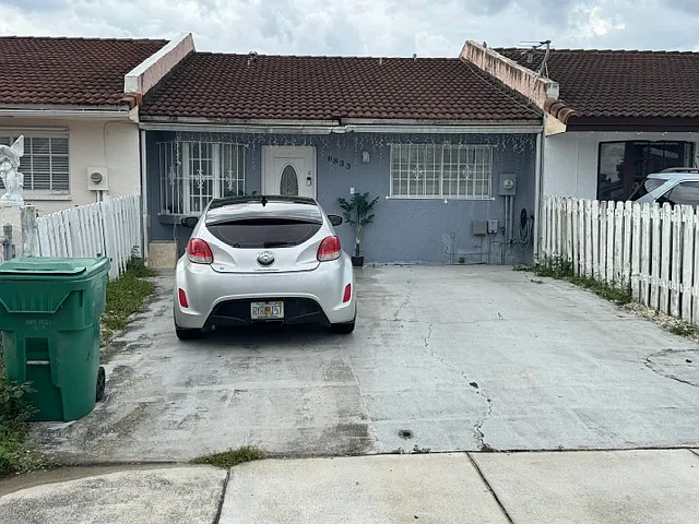 2 bed, 851 sqft, $2,700 — Photo 1