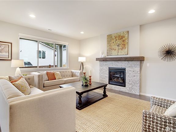 Photos are of the same floorplan in another Harbour Homes community and are meant for representation purposes only. Options and interior finishes will vary.