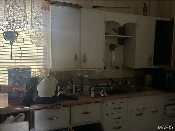 3rd image of 721 Gold St