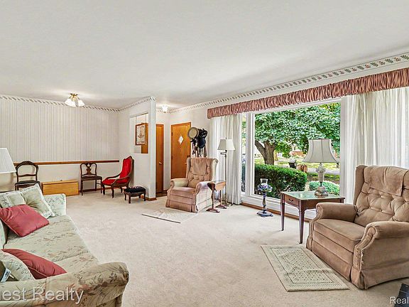 5th image of 31805 Coronet Dr