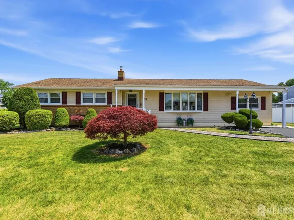 58 Richards Dr, Parlin, NJ 08859