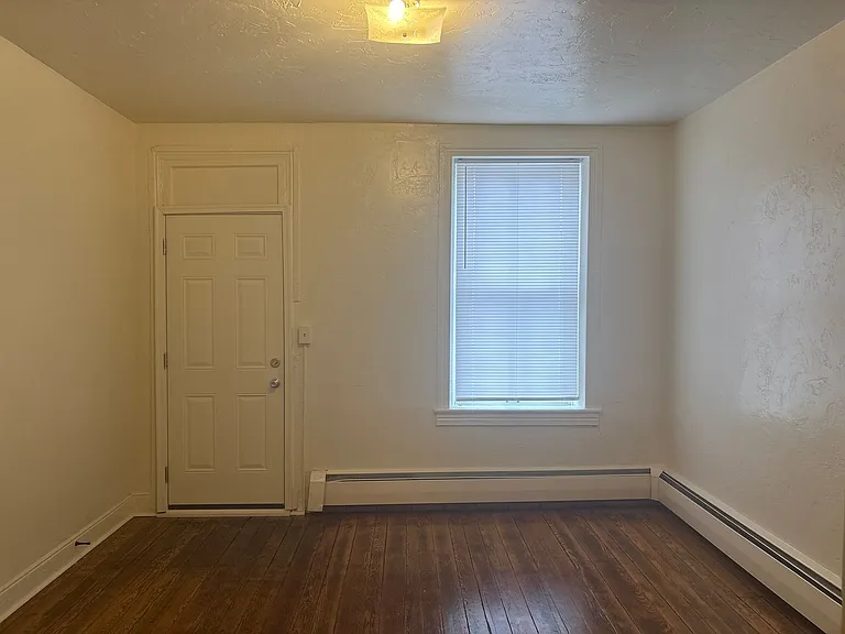 131 E Maple St — Photo 3