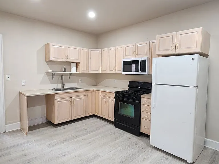 330 W Philadelphia St — Photo 2