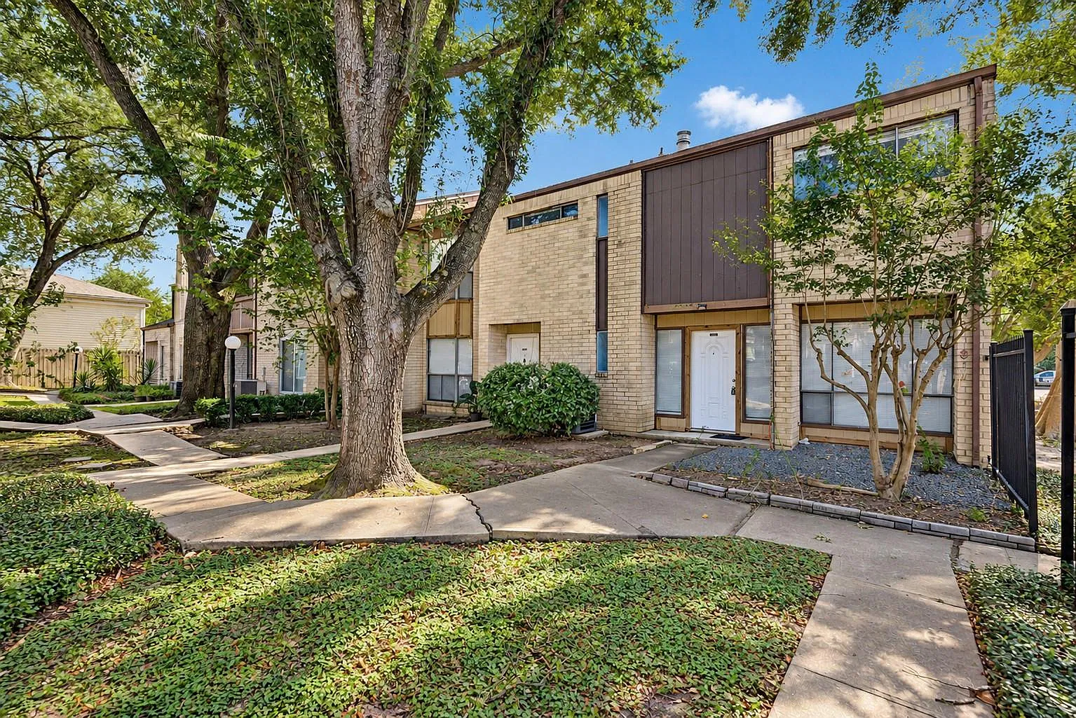3 bed, 2.5 bath, 1554 sqft, $1,595 — Photo 2