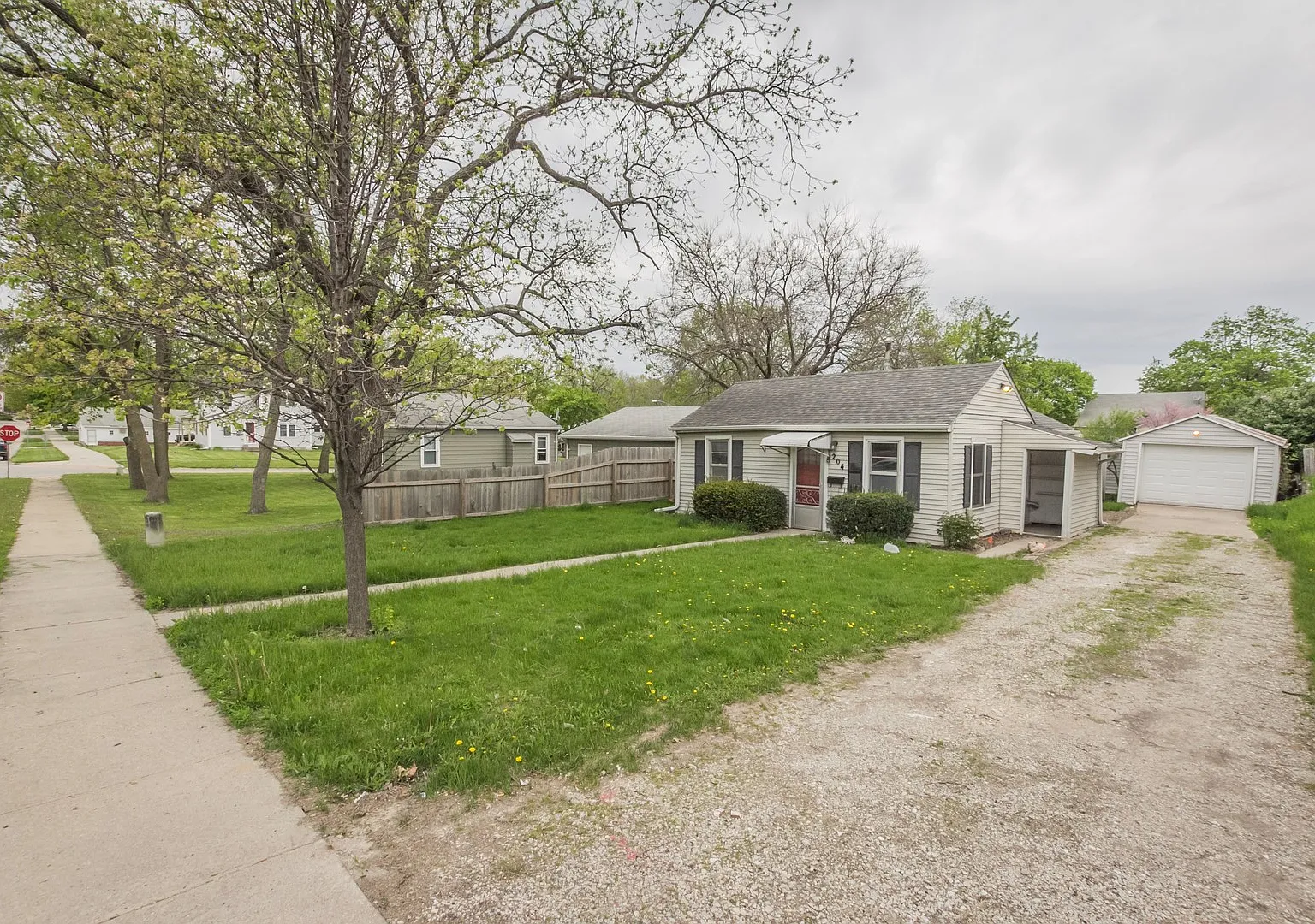 Adorable 2 bedroom 1 bath home in Indianola — Photo 2