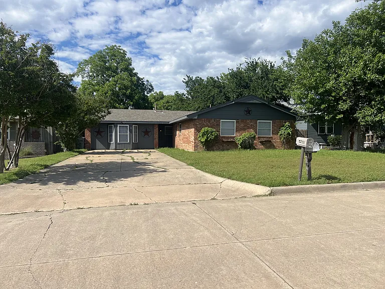 6213 NW Birch Ave — Photo 1