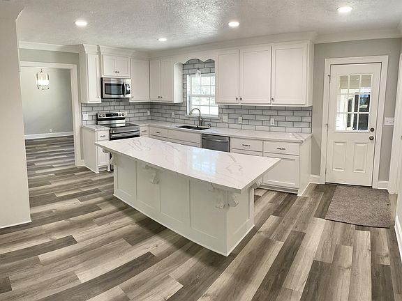 3rd image of 2950 W Lucas Dr