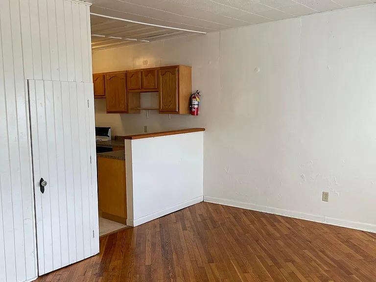 816 E Market St #A — Photo 7
