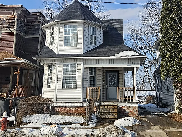 2424 Broadway St — Photo 1