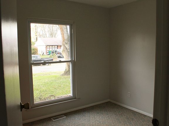 5th image of 911 Greenheart Dr