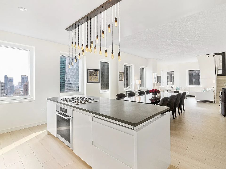 1st image of 70 W 45th St Penthouse 3