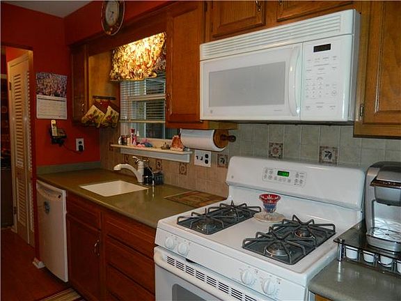 Kitchen w/Gas Range