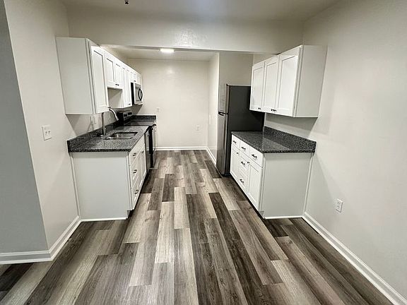 5th image of 105 Collegiate Ct #13