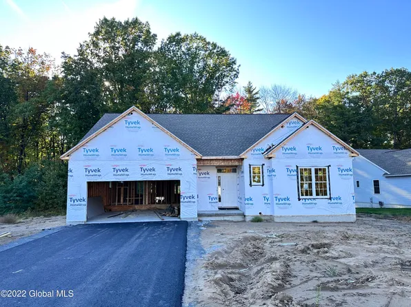 8 Greenbrier Way, Halfmoon, NY 12065