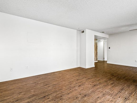 5th image of 3121 Spring St APT 102
