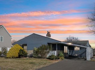 30 Meadow Ln, Levittown, PA 19054