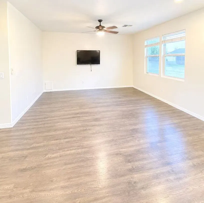 3 bed, 2467 sqft, $2,300 — Photo 4