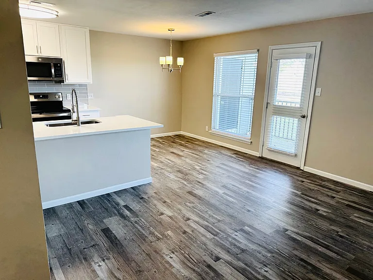 Remington Apartments — Photo 12