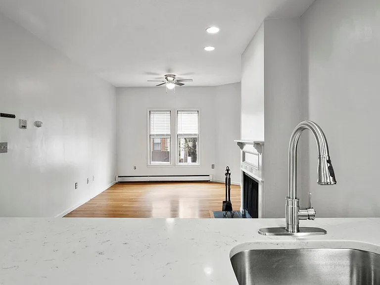 190 W 7th St #1 — Photo 4