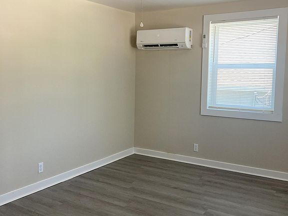 5th image of 1122 Van Buren St APT D