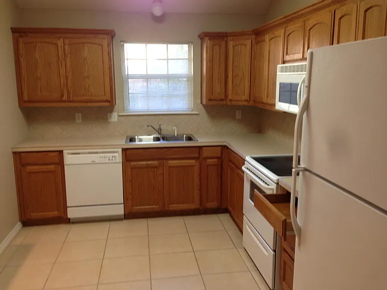 231 Bluebonnet St — Photo 3