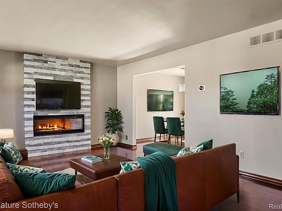 4th image of 43603 Emrick Dr