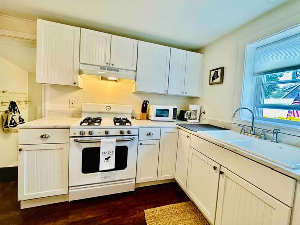 27 Underwood Rd #A, Falmouth, ME 04105