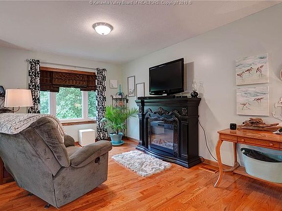 5th image of 44 Broadmoor Dr