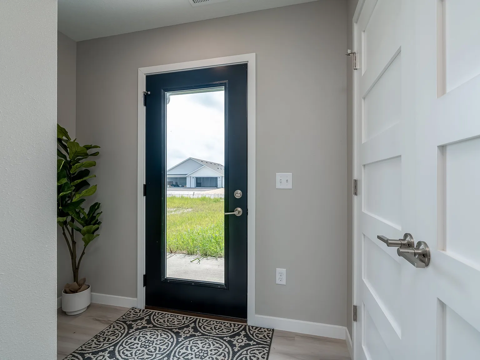 3 bed, 1800 sqft, $2,200 — Photo 2
