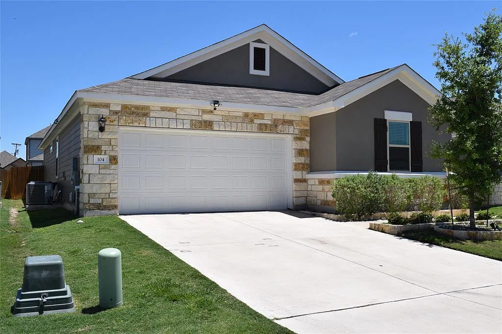 4 bed, 2.0 bath, 1924 sqft, $2,050 — Photo 2