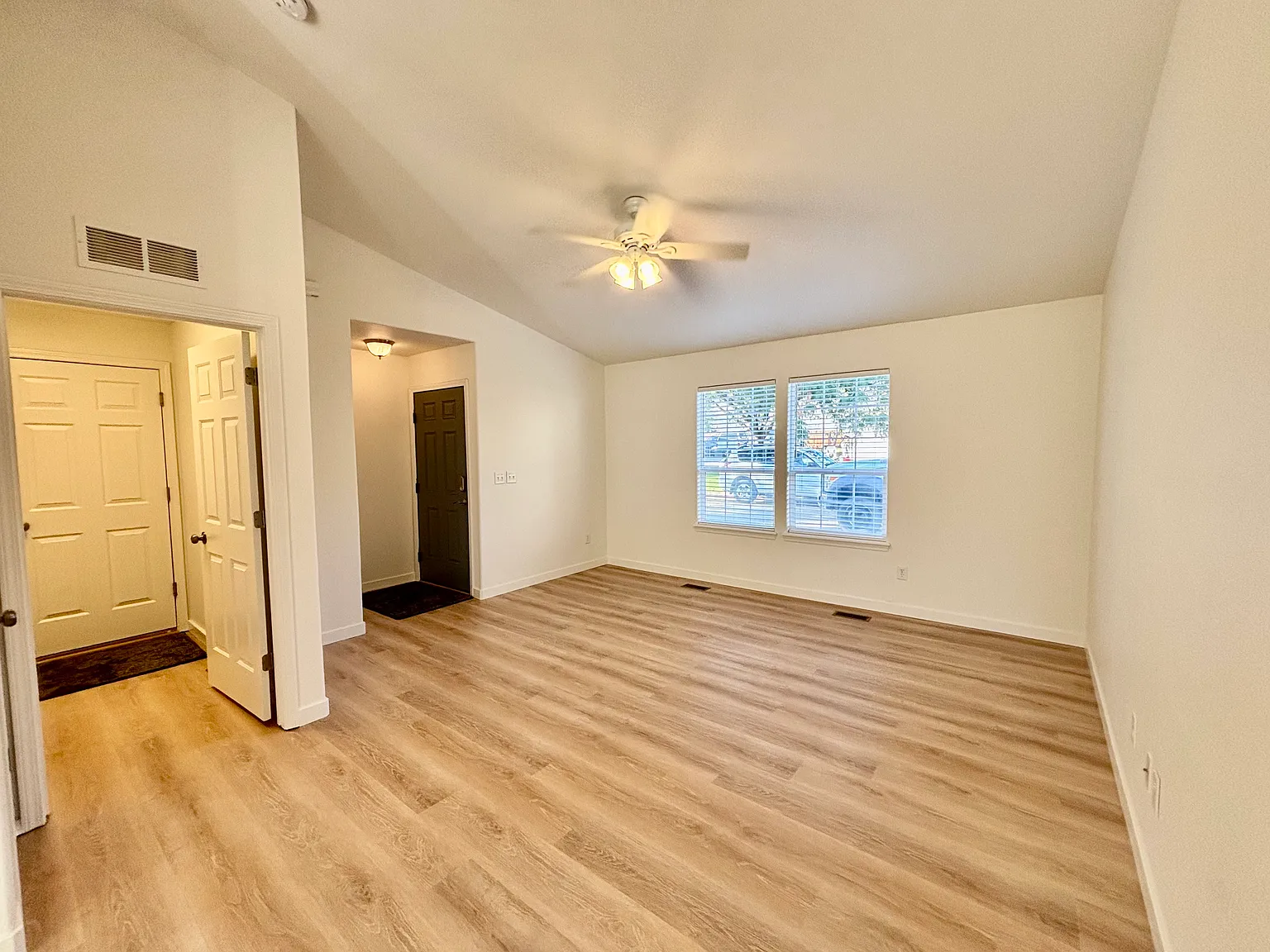 3 bed, 1152 sqft, $2,200 — Photo 3