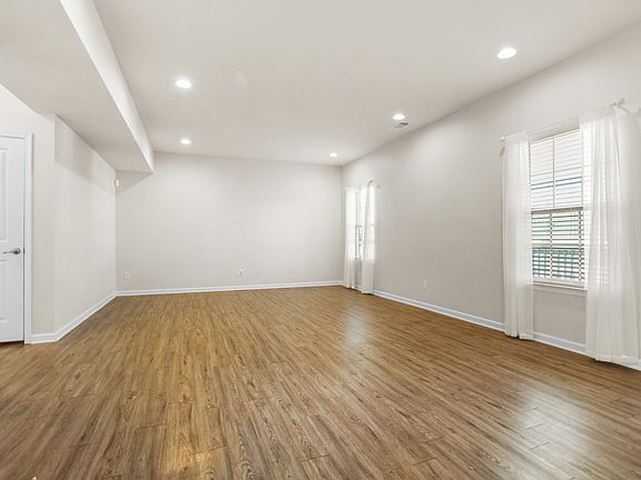 3rd image of 13 Settlers Ct