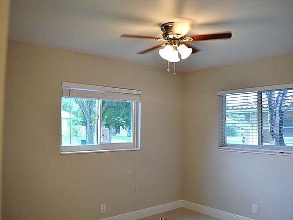 5th image of 830 NE 38th St