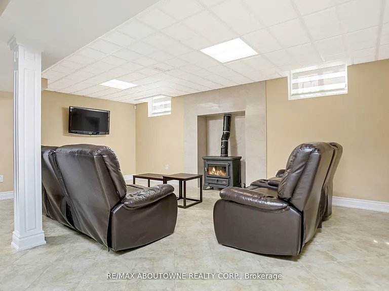 2235 Grenville Dr — Photo 30