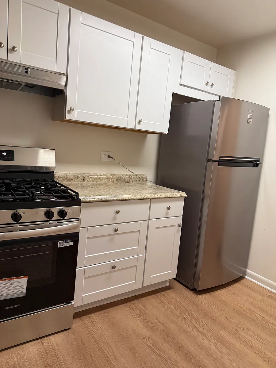 Building Photo - 10687 Weymouth St #104